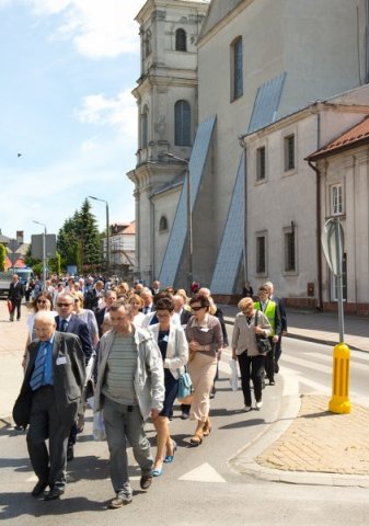 Przemarsz uczestników Jubileuszu Szkoły